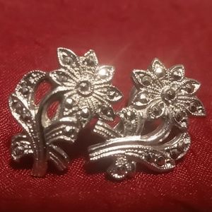 Vintage screw back silver tone Daisey's with rhinestones .